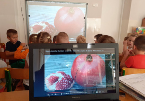 dzieci oglądają prezentację o owocach